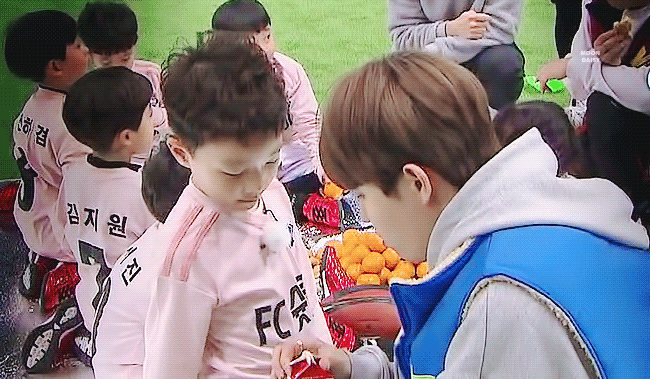 김재환 얼굴보라니까 허벅지근육만 보는 헬스장관장 밉다😂 | 인스티즈