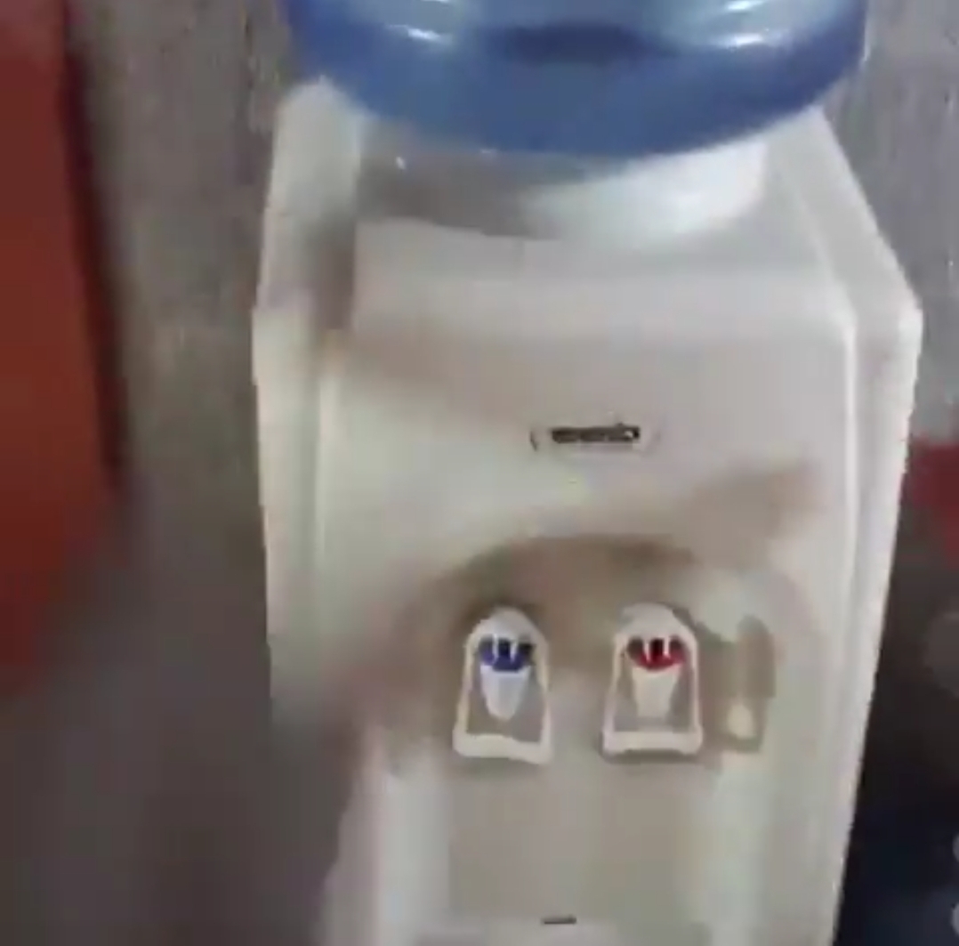 MCND 숙소엔 막내보다 나이 많은 것으로 추정되는 정수기가 있어요💧 | 인스티즈