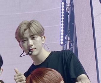 김지범 밝은 머리 잘어울리는거 진짜 오바다 | 인스티즈