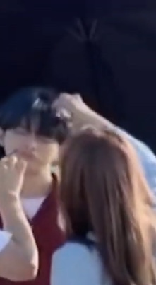 후웅 입 너무 귀엽지.. | 인스티즈