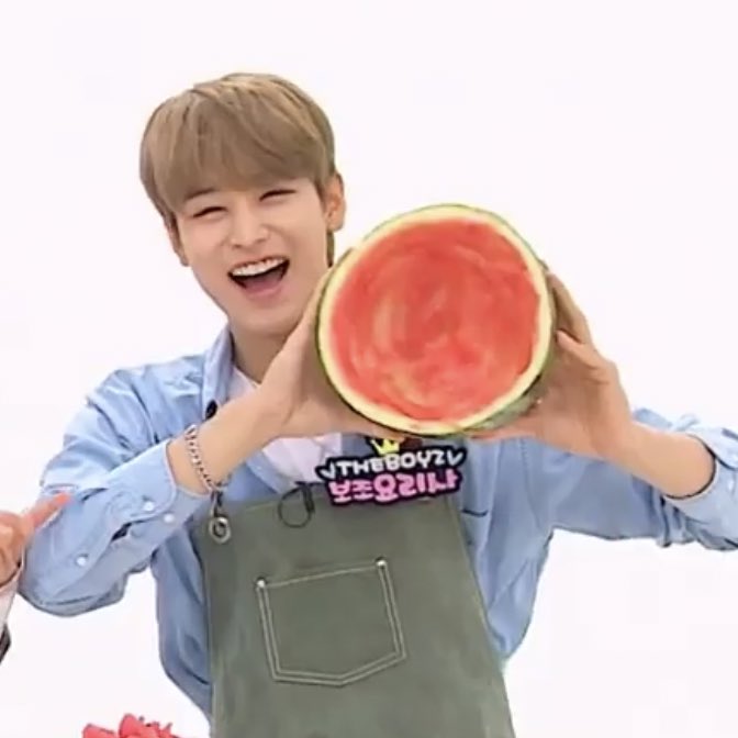 더보이즈 이주연 손크기 실감할 수 있는 짤 두개 | 인스티즈