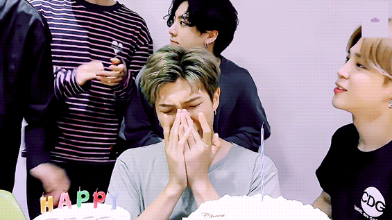 방탄 슈가 난입하니까 케이크 부터 밀고 자리 만드는게 개웃곀ㅋㅋㅋㅋㅋㅋㅋㅋㅋㅋㅋㅋㅋㅋㅋ | 인스티즈