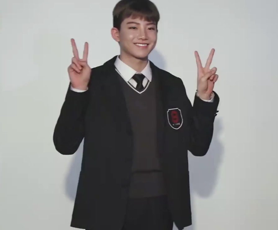 트레저 준규 믹나 프로필 촬영때 하트 날리고 부끄러워하는거 봐 | 인스티즈