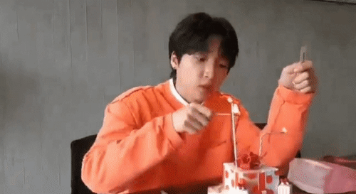 세상에서 성냥불 제일 멋지게 끄는 아이돌 | 인스티즈