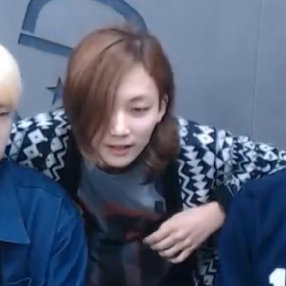 머리끈 끊어졌다고 나무 젓가락으로 비녀 꽂고 포장지로 머리 묶는 아이돌 | 인스티즈