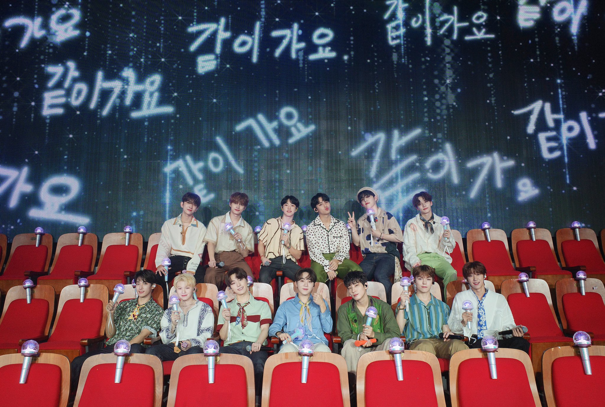 세븐틴 온콘 같이가요 무대는 진짜 눈물 콸콸이었다....전좌석에 응원봉 다 붙여놓고 마지막엔 | 인스티즈