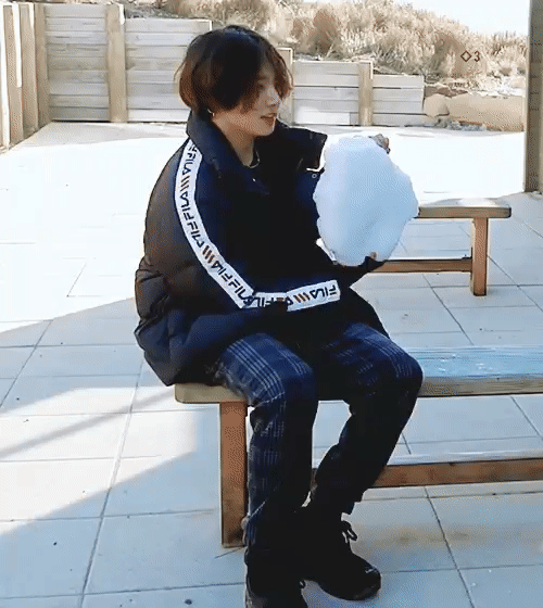 손시려서 눈내려놨는데 형아가 사진찍어주겟다니까 고새 눈 들고 카메라쳐다보는 이 콩알이 진짜 | 인스티즈