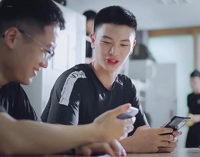 [잡담] 군대 가니까 어차피 머리 밀거라고 하고 싶은대로 본인이 머리 자르던 육성재 | 인스티즈