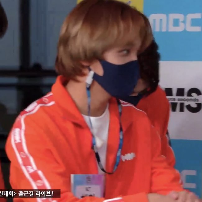 아 해찬이 너무 귀여워 마스크 스트랩 잘못 껴서 혼자 들고 있음 | 인스티즈