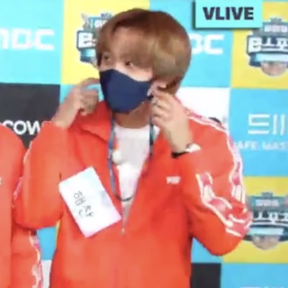 아 해찬이 너무 귀여워 마스크 스트랩 잘못 껴서 혼자 들고 있음 | 인스티즈