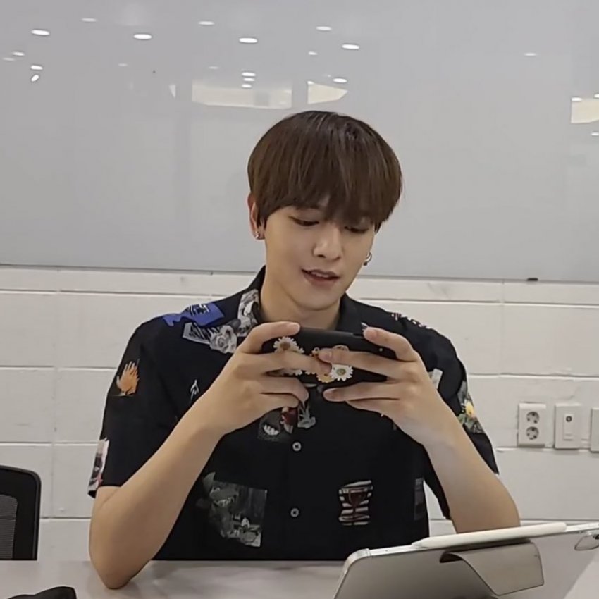 원어스들아 영조 폰케이스 데이지꽃 아니야???ㅋㅋㅋㅋㅋㅋ | 인스티즈