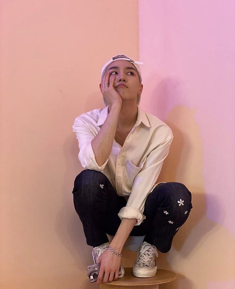 그림그리기+꽃을 좋아해서 직접 바지에 그려입는 그의 이름은.. | 인스티즈