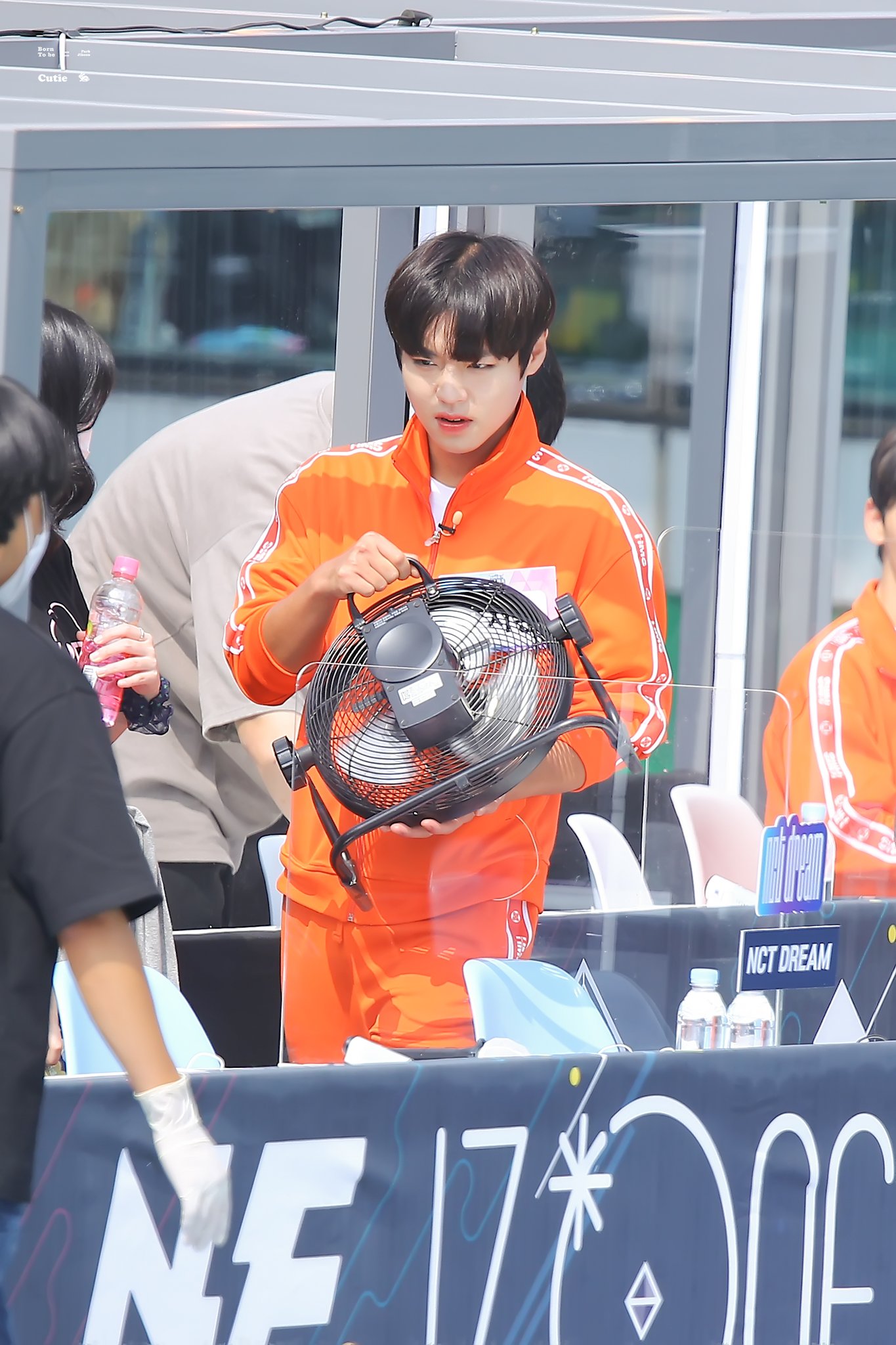 박지훈 아육대 엄청 큰 선풍기 들고간거 봨ㅋㅋㅋㅋㅋ | 인스티즈