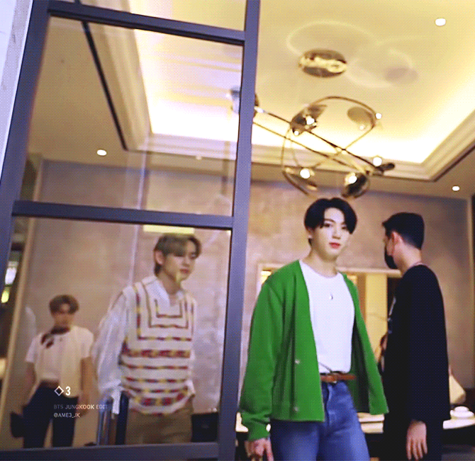 방탄 정국 자기 가디건 안어울려서 잘 안입고 다닌다는거 진짜 웃기다ㅋㅋㅋㅋㅋㅋㅋㅋㅋㅋㅋ | 인스티즈