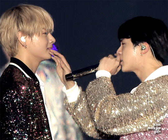 방탄 뷔랑 진 무대에서 모하는거냐고 ㅋㅋㅋㅋㅋ | 인스티즈