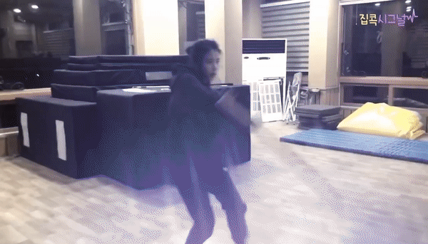 10년동안 많이 진화한 아이유 액션 실력.gif | 인스티즈