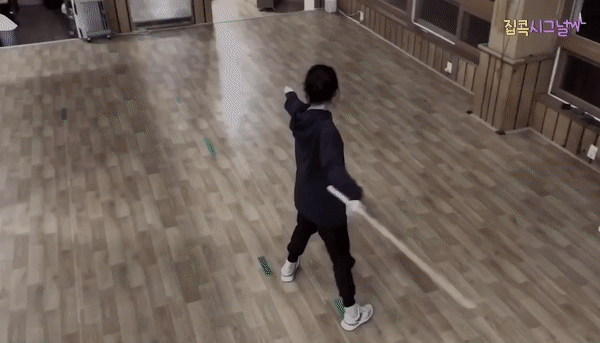 10년동안 많이 진화한 아이유 액션 실력.gif | 인스티즈