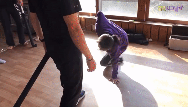 10년동안 많이 진화한 아이유 액션 실력.gif | 인스티즈