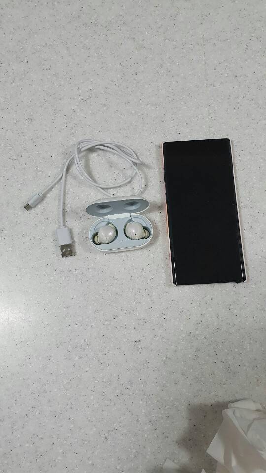 익들아 내가 버즈를 안 써서 그러는데 사진속에 있는게 버즈 충전기 맞아? | 인스티즈