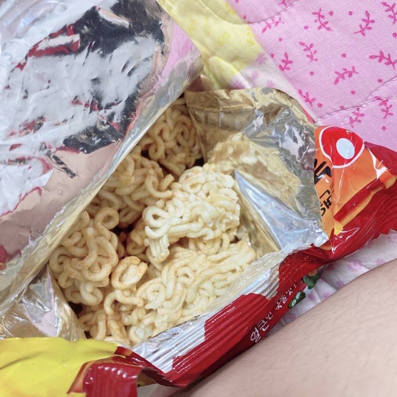 배고파서 너구리 생라면 먹는 중 | 인스티즈