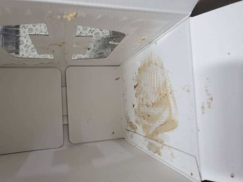 하.. 투썸 케이크 조금 먹고 냉장고에 넣다가 박스 채로 떨궛엉................ | 인스티즈