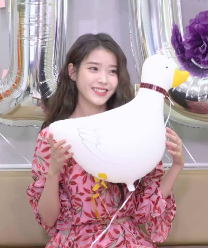 오늘자 브이라이브 사랑💗🌸이 사람으로 태어난 아이유 얼굴 모음 | 인스티즈