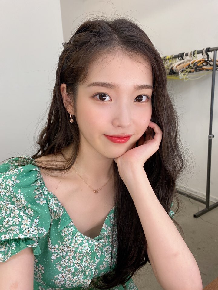 오늘 올라온 아이유 셀카들 보고가세요 .. 💜🥺 | 인스티즈