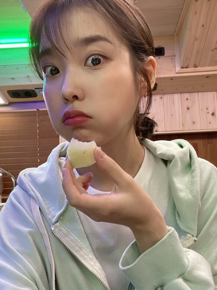 오늘 올라온 아이유 셀카들 보고가세요 .. 💜🥺 | 인스티즈