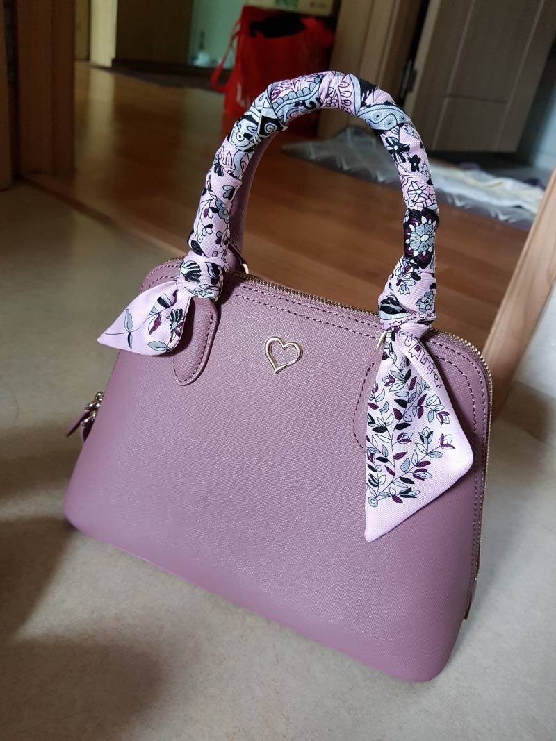 핸드백에 스카프 묶었는데 어울려? | 인스티즈