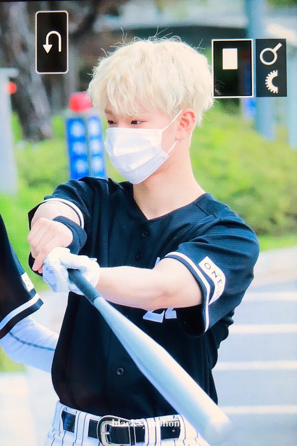 원어스 설마 저 야구배트 무대에 들고오는건 아니겠지 | 인스티즈