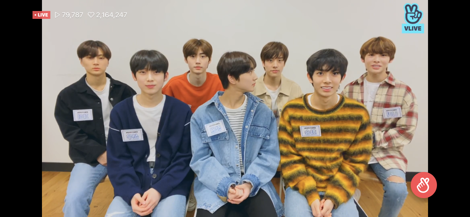 엔하이픈 첫 단체 브이앱 중 | 인스티즈