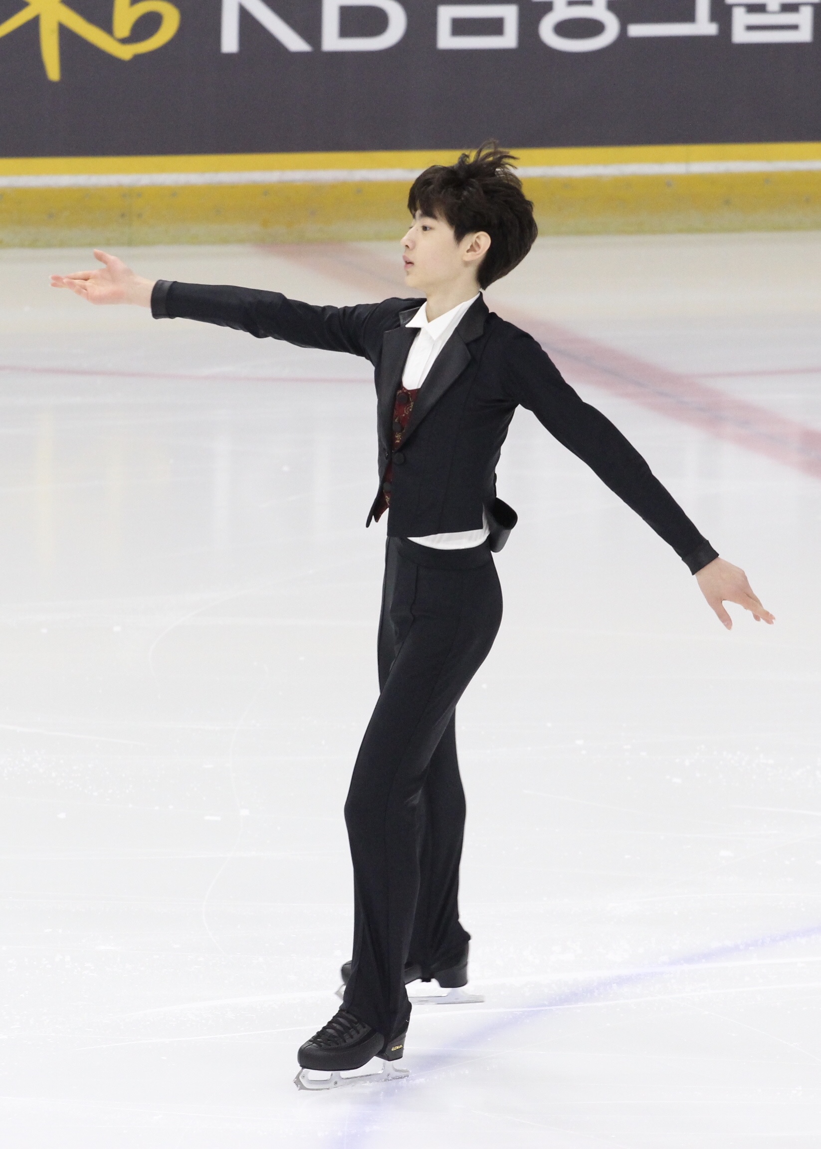 박성훈 팬들아 성훈이 데뷔 기념으로 하드 뒤져서 피겨 사진 몇개 더 가져옴 | 인스티즈