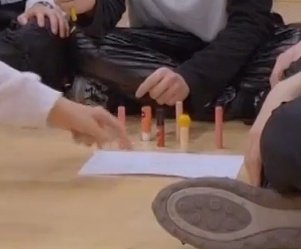 립밤가지고 대형짜는 아이돌... | 인스티즈