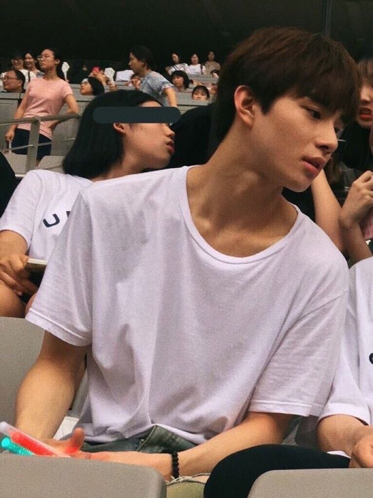 근데 정우는 데뷔전이랑 지금이랑 분위기 많이 바꼈네 | 인스티즈