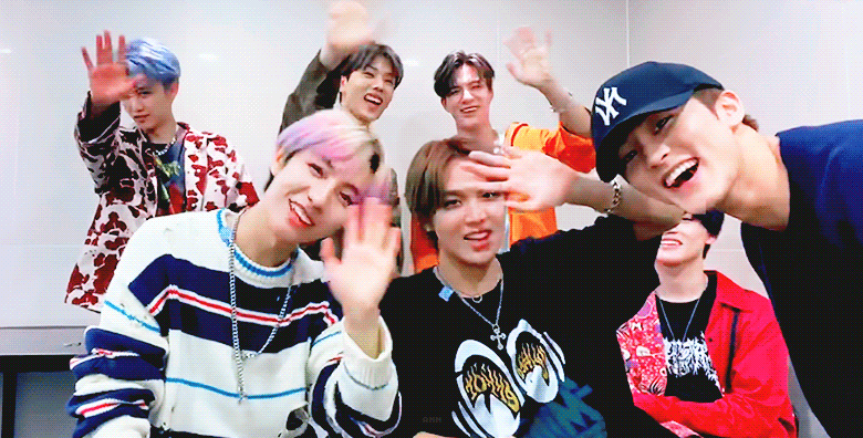 오늘자 데뷔한지 1500일 된 아이돌 | 인스티즈