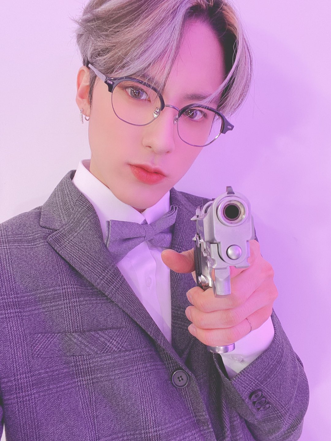 더보이즈 친구들 아무래도 이 시카고타자기스러운 의상이 어지간히도 맘에 들었던 것같지? | 인스티즈