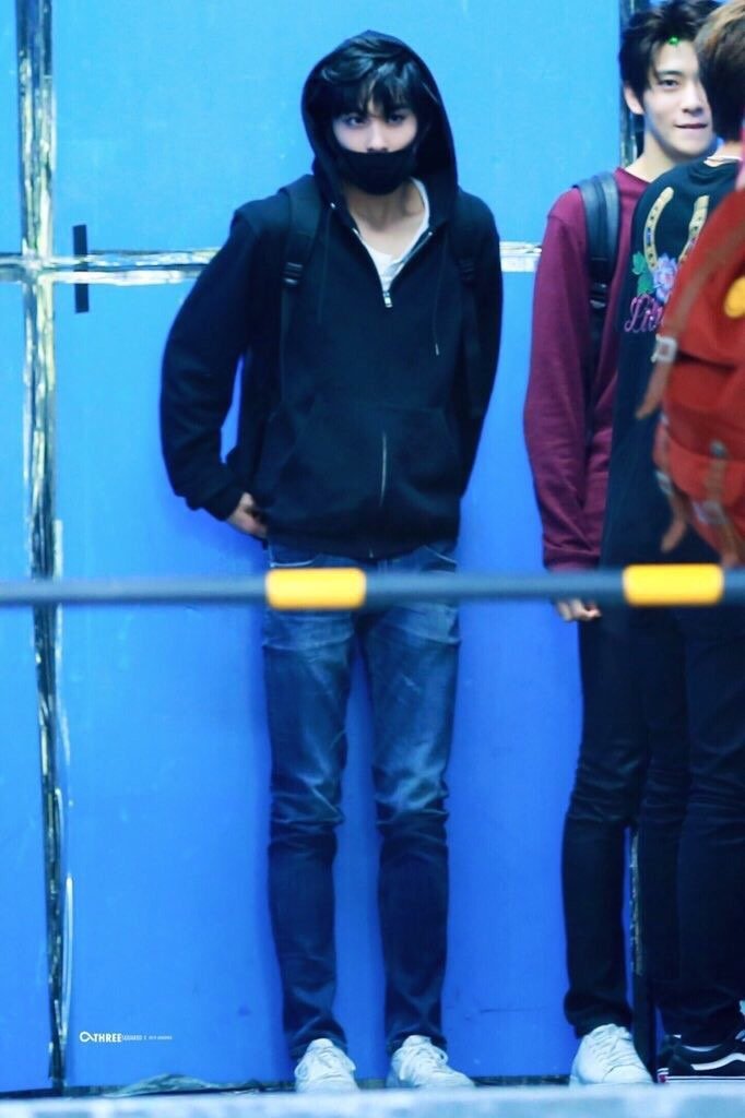 근데 정우는 데뷔전이랑 지금이랑 분위기 많이 바꼈네 | 인스티즈