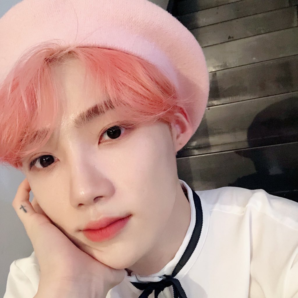 더보이즈 뉴 십자가타투 넘 예뻐.. 완전 처돌이야 나 | 인스티즈