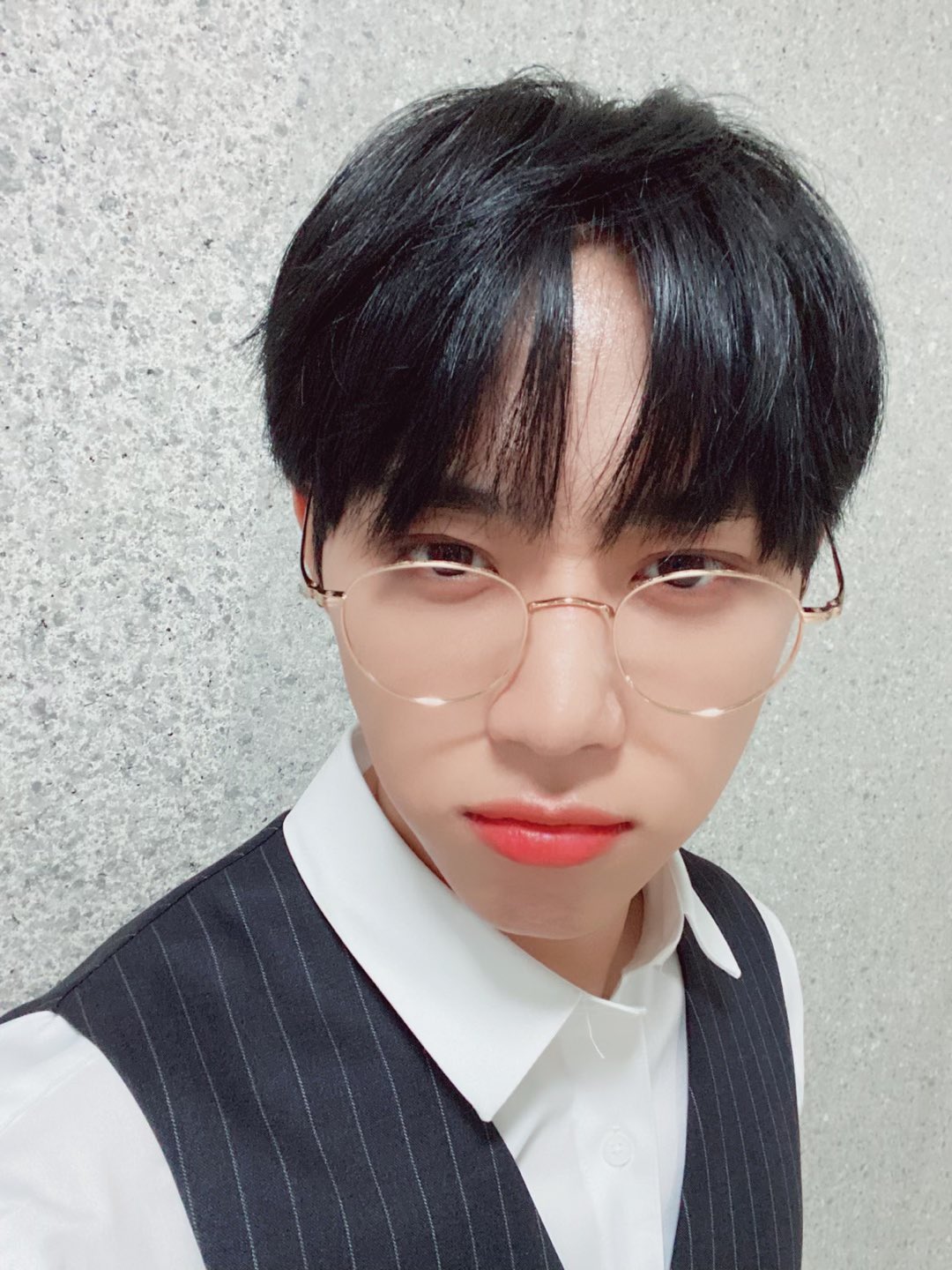 더보이즈 친구들 아무래도 이 시카고타자기스러운 의상이 어지간히도 맘에 들었던 것같지? | 인스티즈