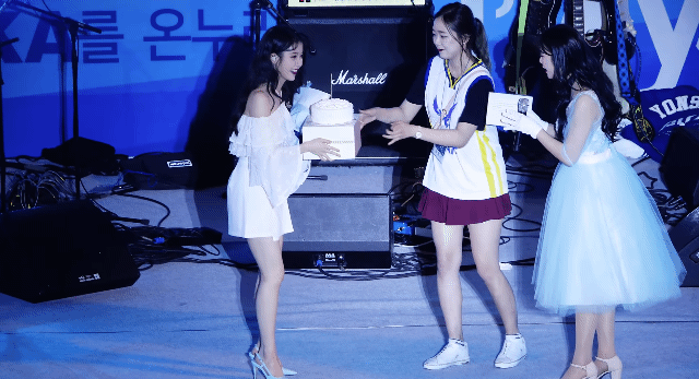 아이유 또 케이크 떨줌ㅋㅋㅋㅋㅋㅋ | 인스티즈