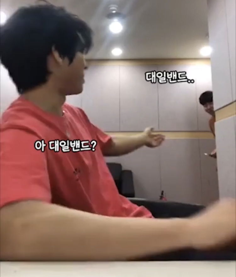 남우현 자기 턱선에 손 베였다고 드립쳤는데 매니저가 밴드 갖다준거 개웃겨ㅋㅋㅋㅋㅋㅋ | 인스티즈