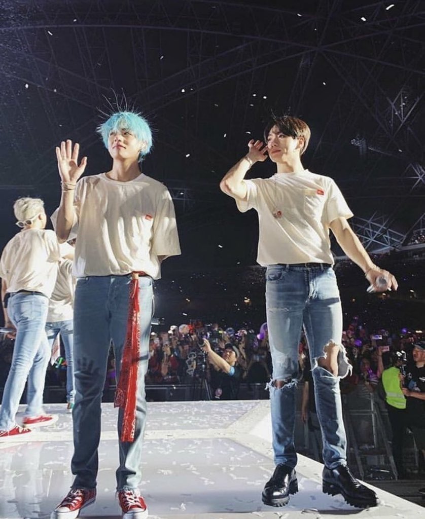 뷔 민들레 웃기당 하고 있었는데 손 짱 크다 | 인스티즈