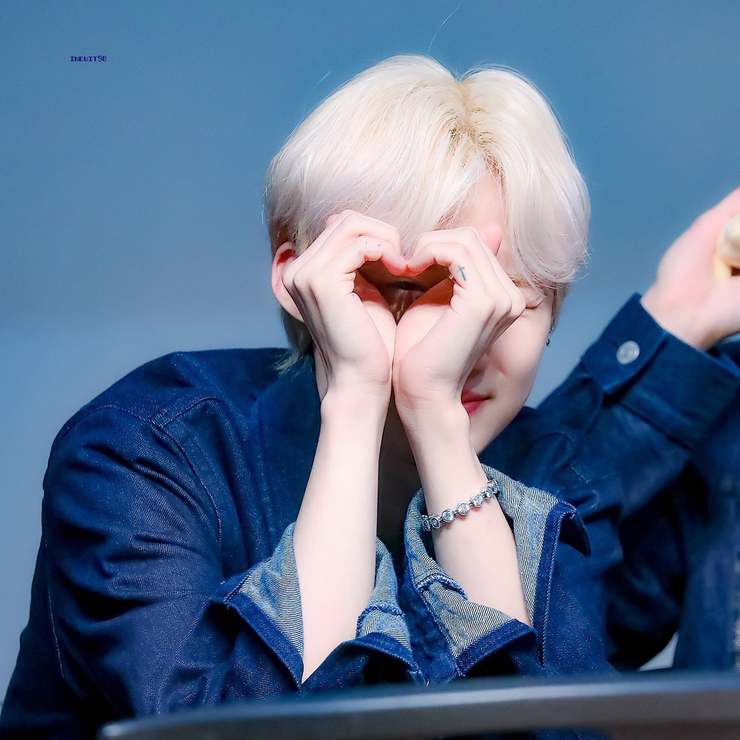 더보이즈 뉴 십자가타투 넘 예뻐.. 완전 처돌이야 나 | 인스티즈