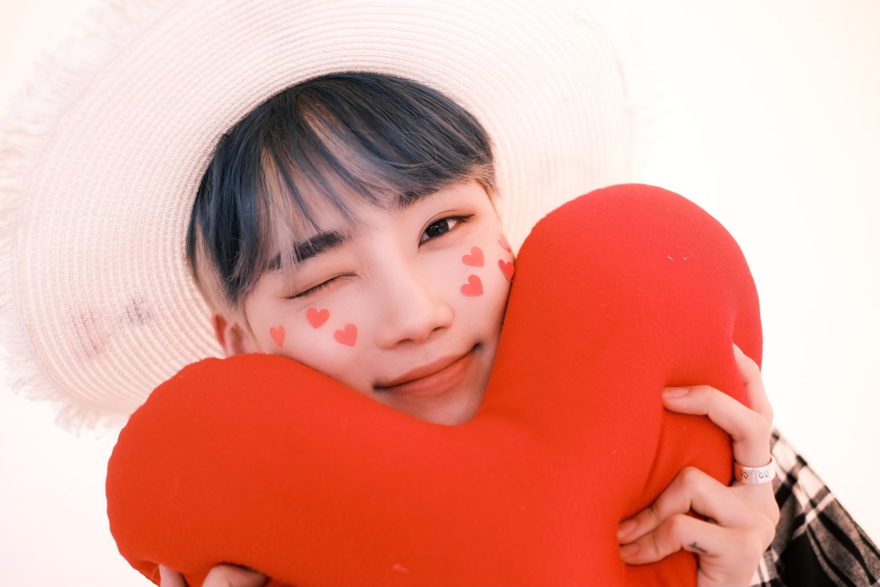 팬이 생일선물로 준 카메라로 찍은 멤버들.. 진심 당장 사진전 열어도 될 듯 | 인스티즈