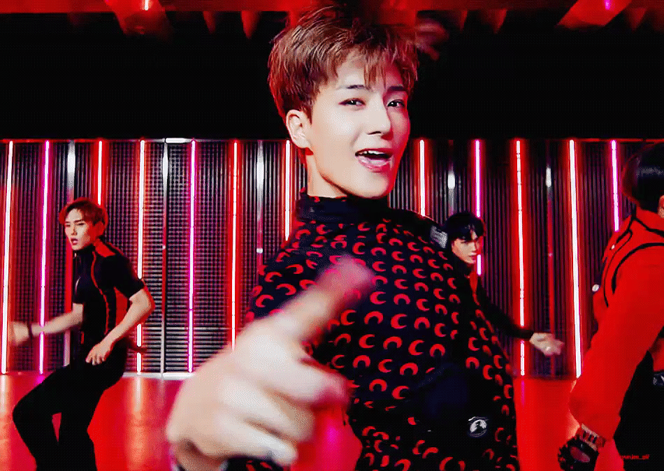 이제 이 기괴한 무늬의 쫄쫄이를 입고 무대 하겠지? | 인스티즈