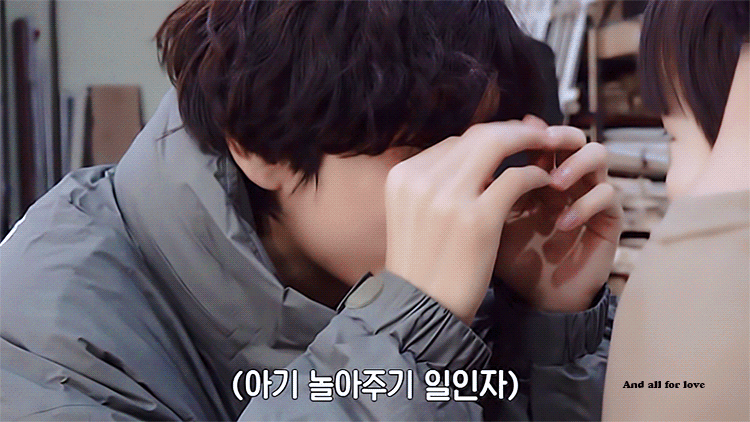 뷔 아기 놀아주는거 봐.... | 인스티즈