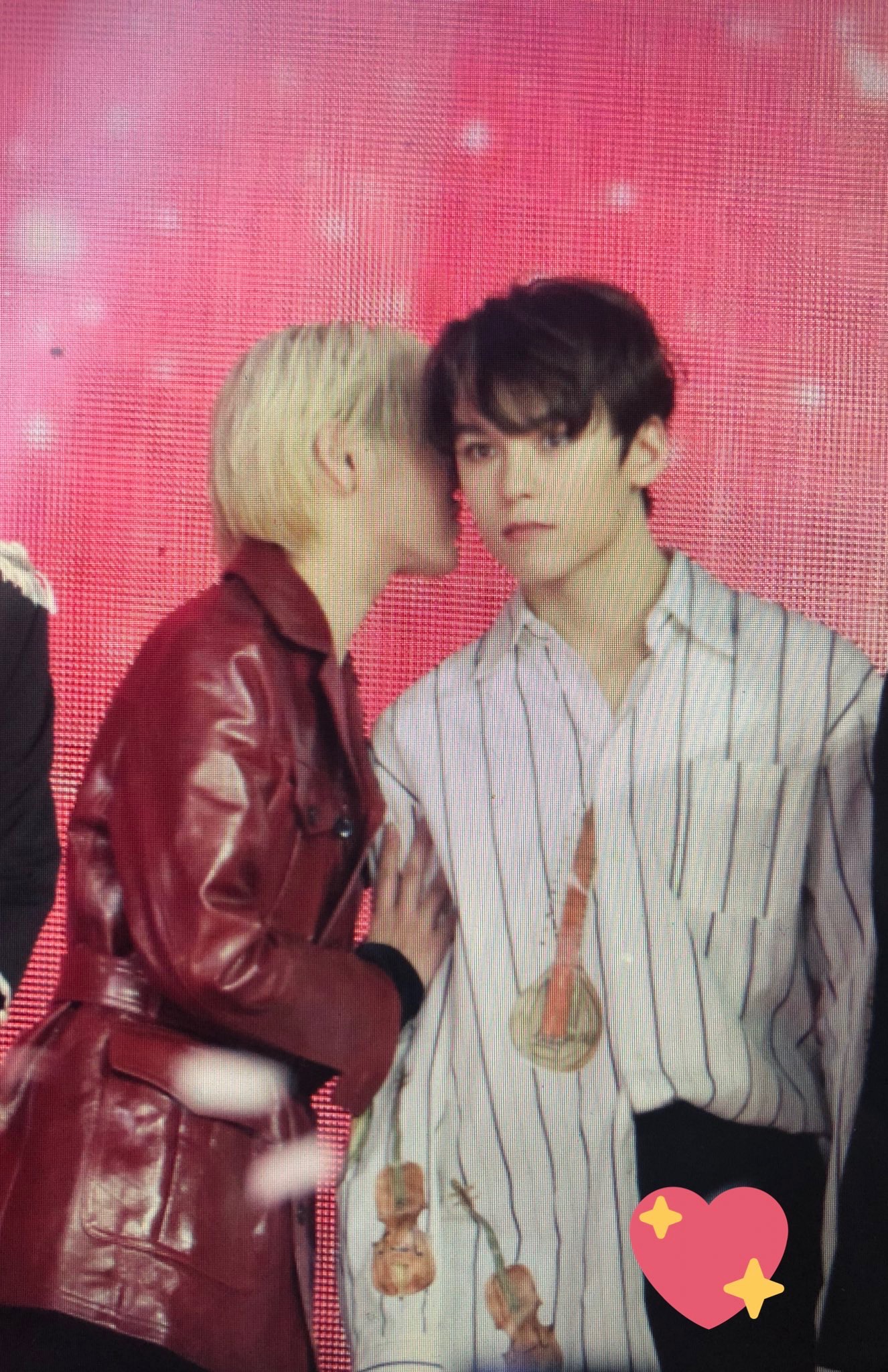 둘이 플레디스내에서 손꼽히는 어색한 사이라는데 무슨이야기중일까 | 인스티즈