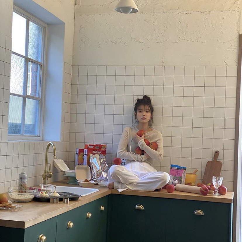 아이유 또 뭐찍는거지ㅠㅠㅠㅠ | 인스티즈