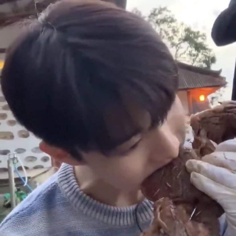 이렇게 생긴 애들은 한입이 뭐 다 이래 | 인스티즈