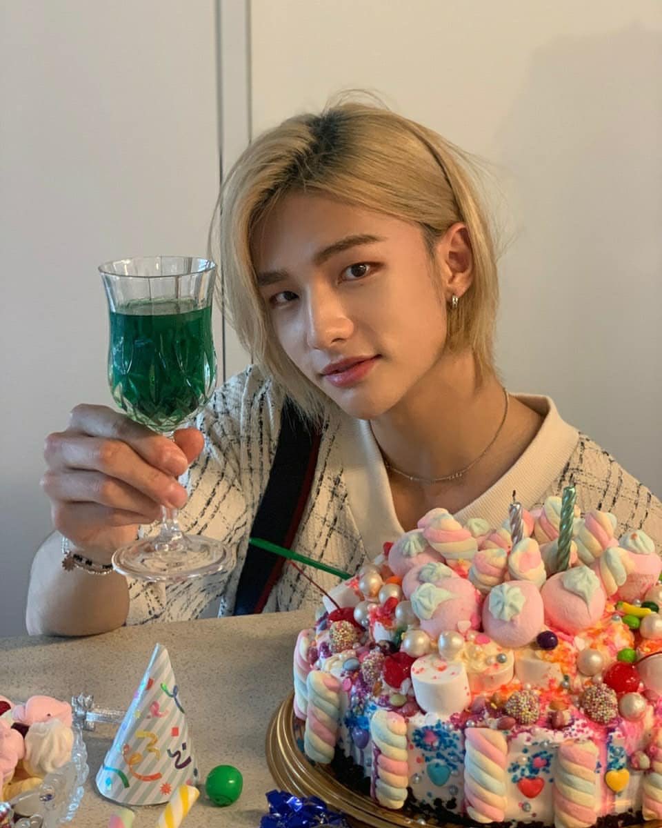 현진 잔에 뭘 들고있는거야?? | 인스티즈